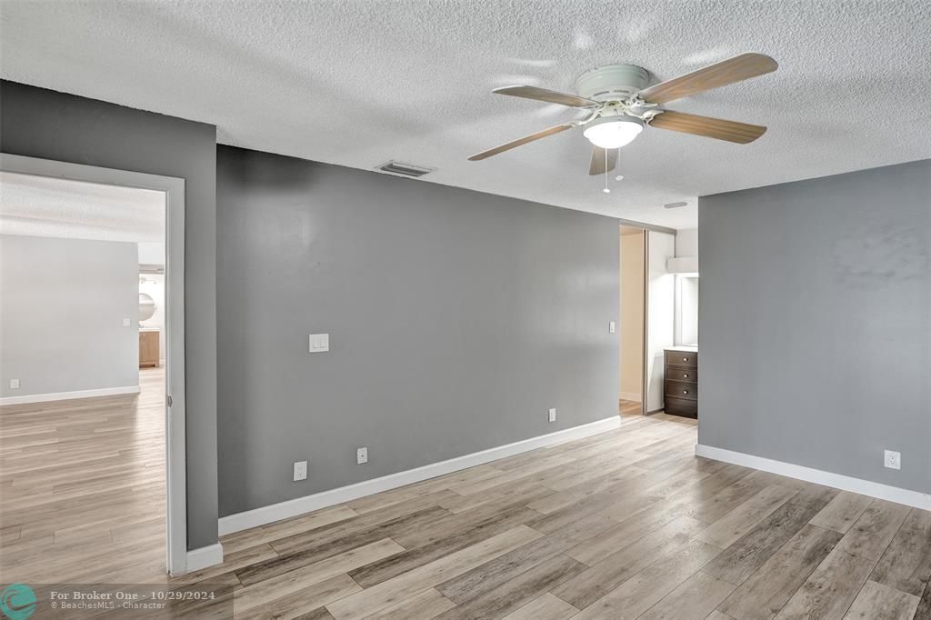 For Sale: $299,900 (2 beds, 2 baths, 978 Square Feet)