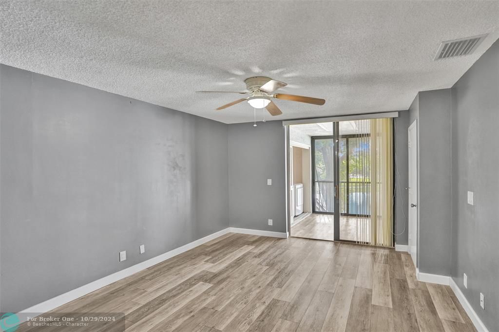 For Sale: $299,900 (2 beds, 2 baths, 978 Square Feet)