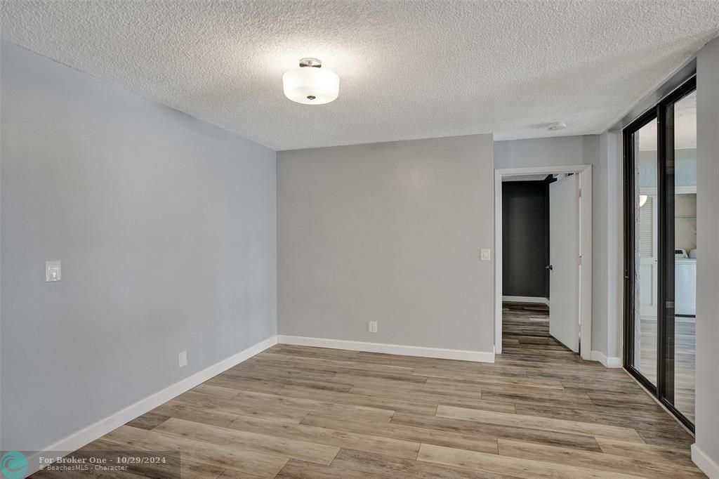 For Sale: $299,900 (2 beds, 2 baths, 978 Square Feet)