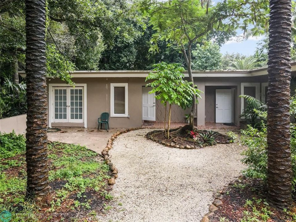 Active With Contract: $3,850 (3 beds, 2 baths, 2396 Square Feet)