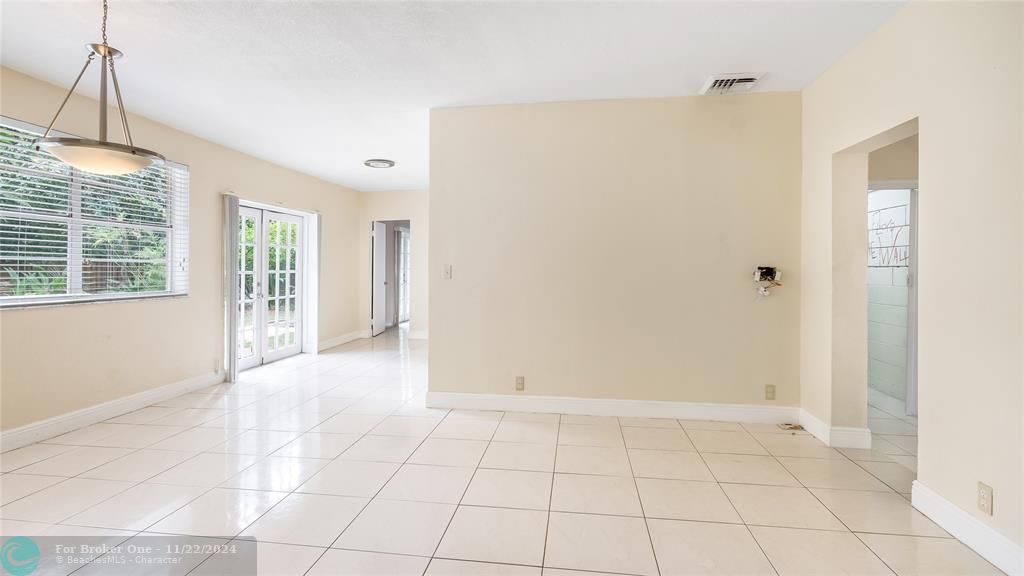 Active With Contract: $3,850 (3 beds, 2 baths, 2396 Square Feet)