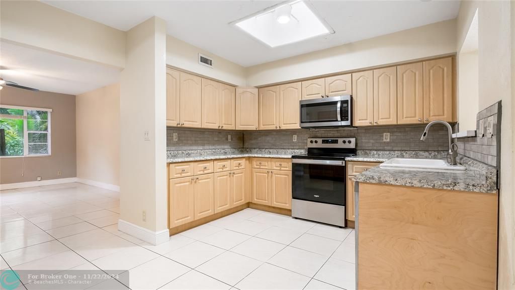 Active With Contract: $3,850 (3 beds, 2 baths, 2396 Square Feet)