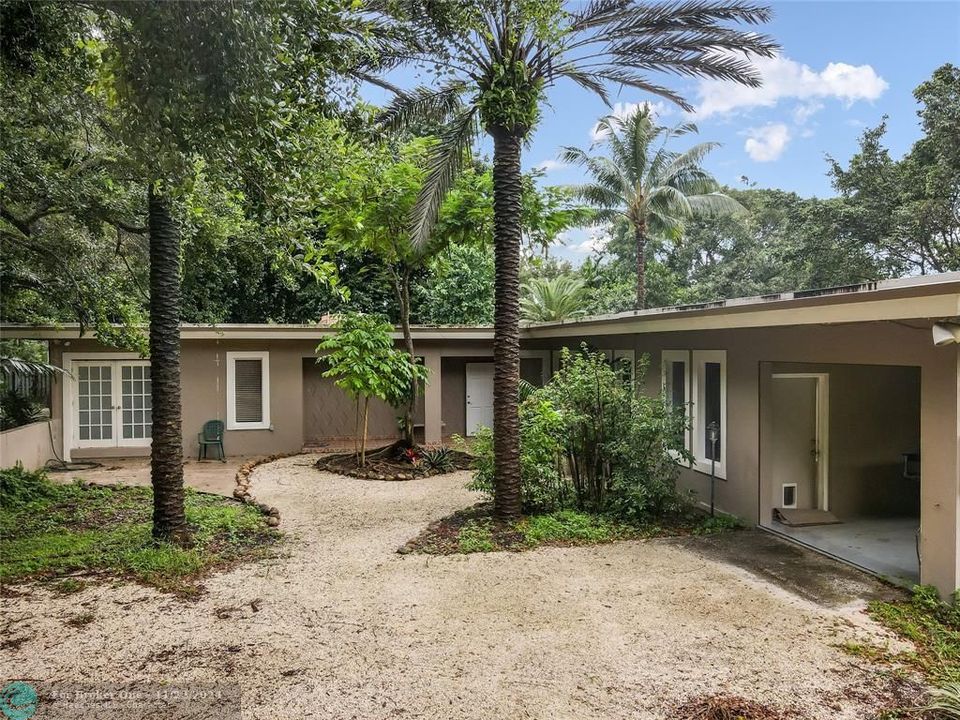 Active With Contract: $3,850 (3 beds, 2 baths, 2396 Square Feet)