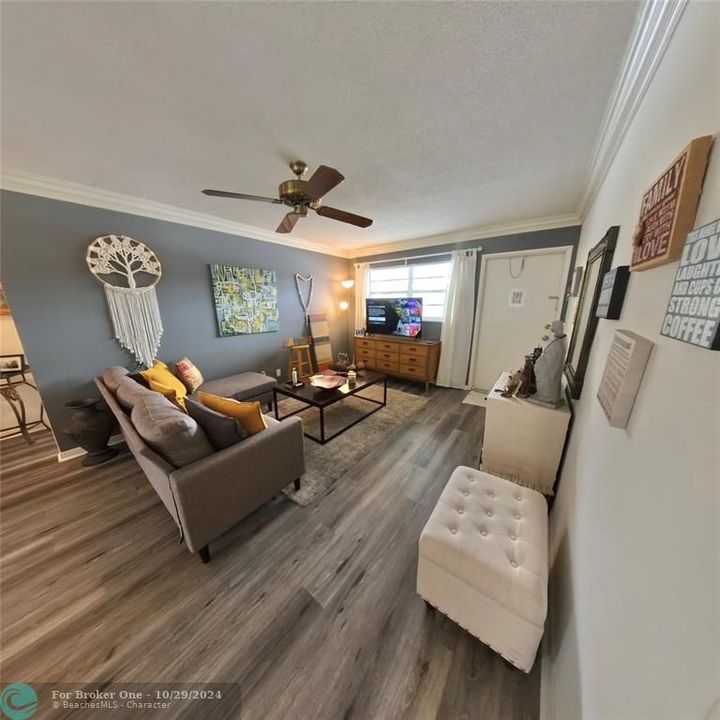 For Sale: $153,000 (2 beds, 1 baths, 858 Square Feet)