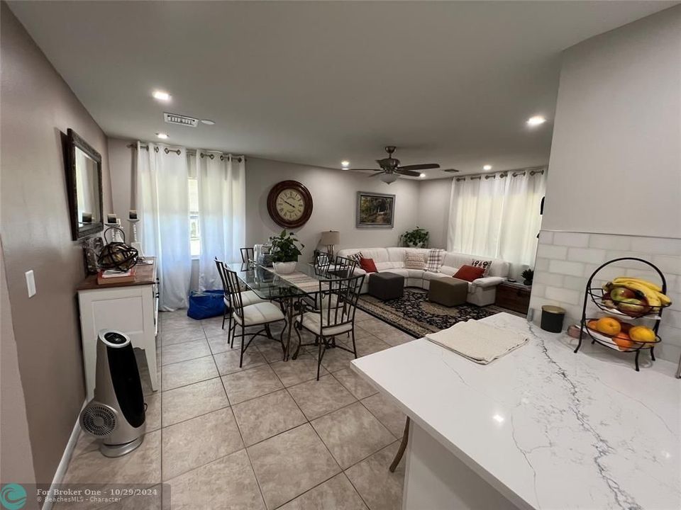 For Sale: $304,900 (2 beds, 2 baths, 1026 Square Feet)