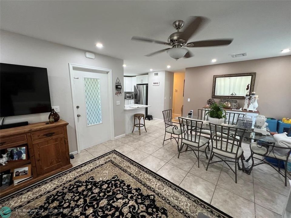 For Sale: $304,900 (2 beds, 2 baths, 1026 Square Feet)