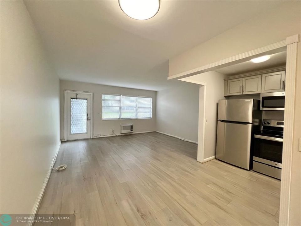 Active With Contract: $1,500 (1 beds, 1 baths, 593 Square Feet)