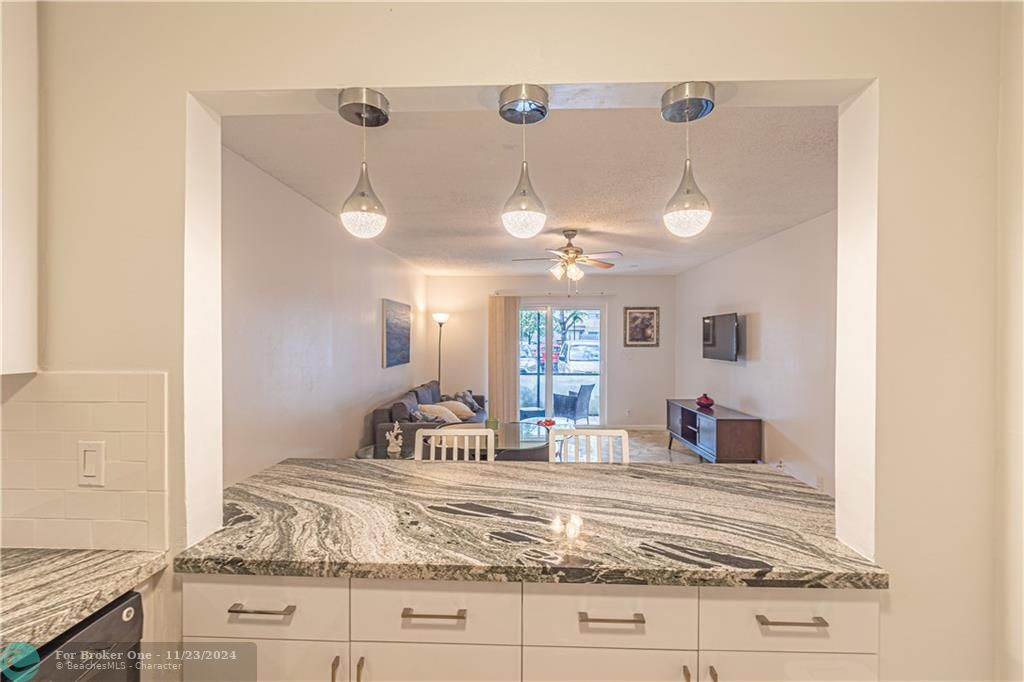 For Rent: $2,000 (1 beds, 1 baths, 670 Square Feet)