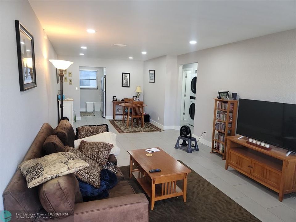 For Sale: $285,000 (2 beds, 1 baths, 806 Square Feet)