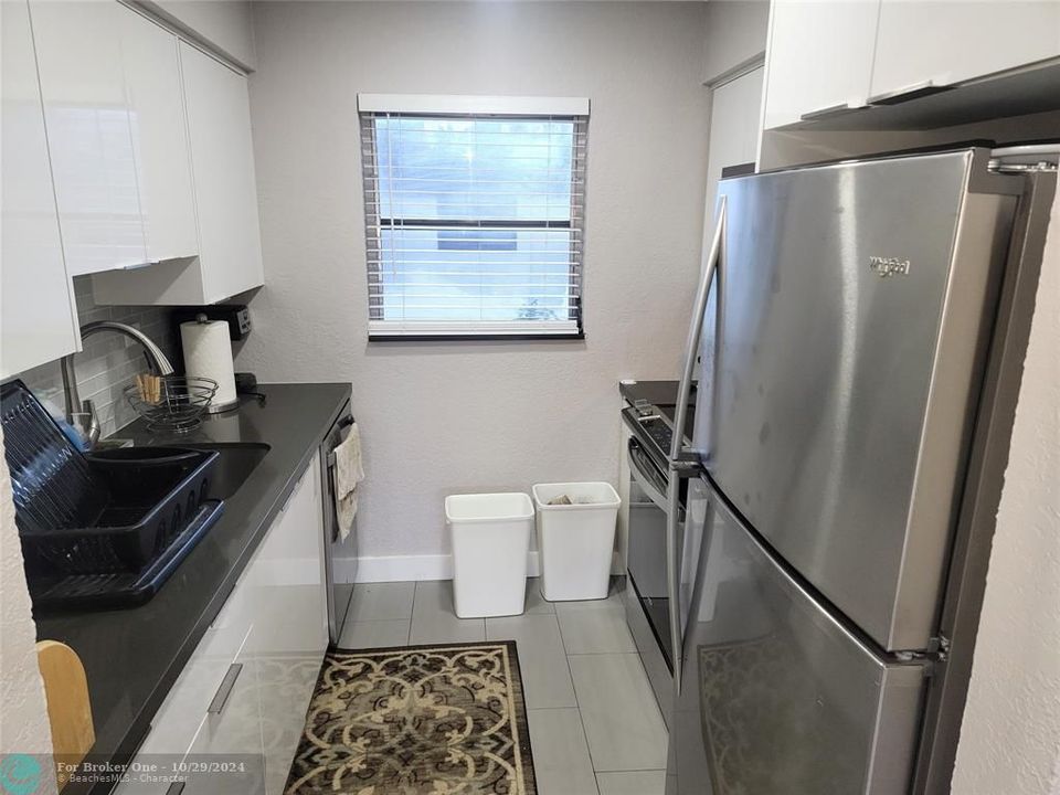 For Sale: $285,000 (2 beds, 1 baths, 806 Square Feet)