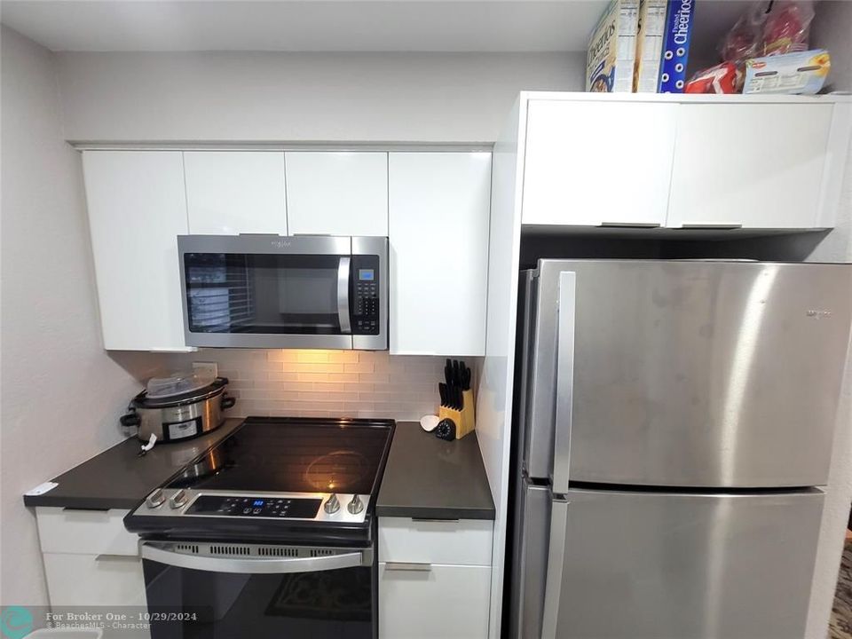 For Sale: $285,000 (2 beds, 1 baths, 806 Square Feet)