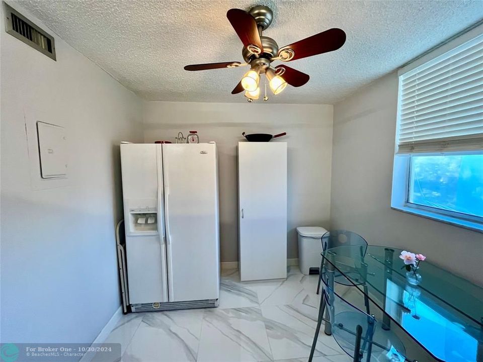 For Sale: $194,000 (1 beds, 1 baths, 1070 Square Feet)