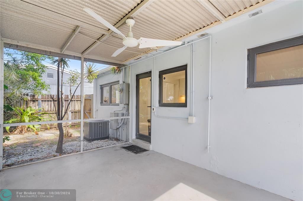 For Sale: $445,000 (2 beds, 1 baths, 916 Square Feet)