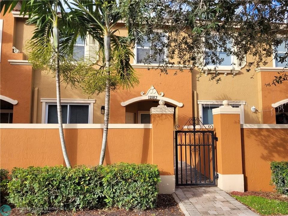 For Sale: $365,000 (2 beds, 2 baths, 1050 Square Feet)