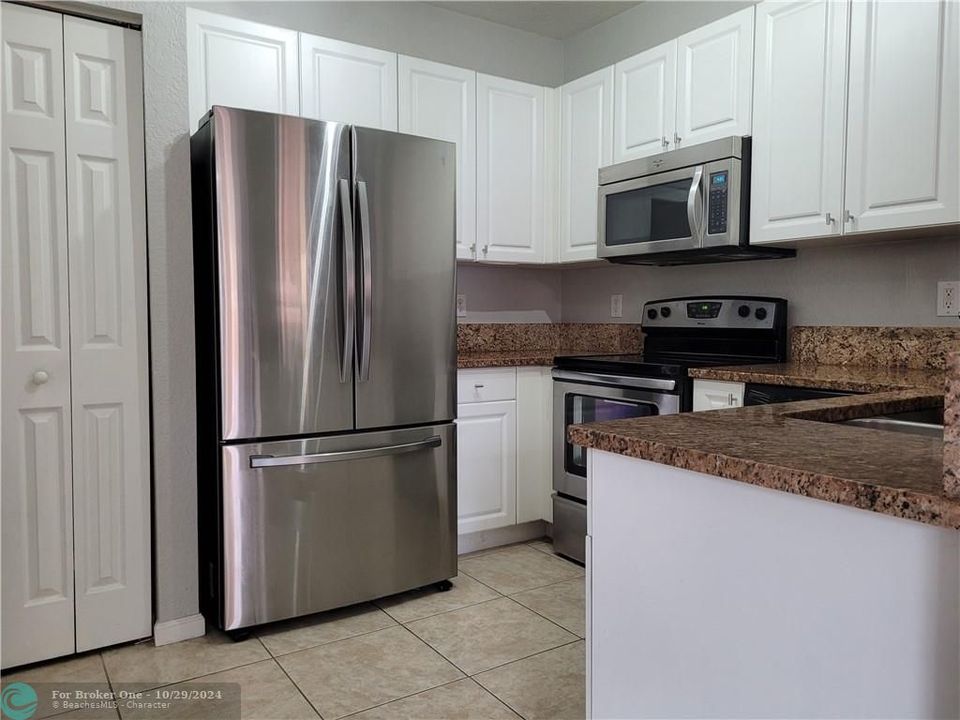 For Sale: $365,000 (2 beds, 2 baths, 1050 Square Feet)