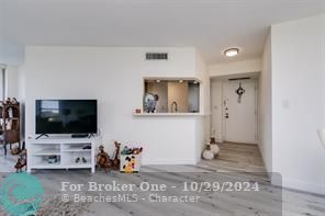 For Sale: $215,000 (2 beds, 2 baths, 1160 Square Feet)