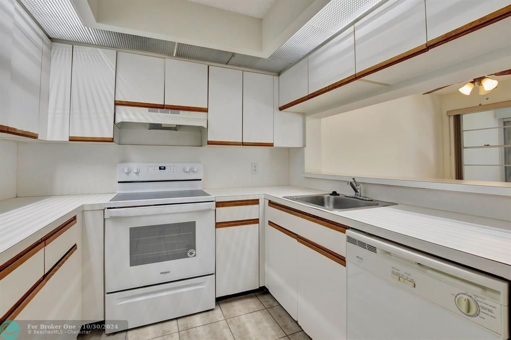 For Sale: $169,000 (1 beds, 1 baths, 1045 Square Feet)