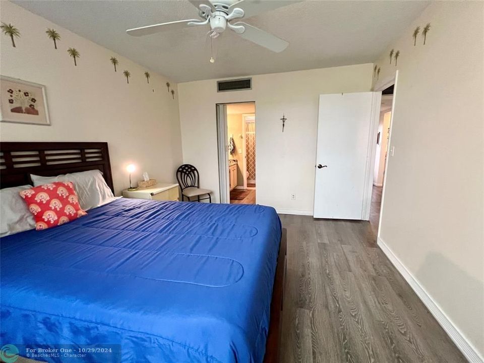 For Sale: $99,900 (1 beds, 1 baths, 660 Square Feet)