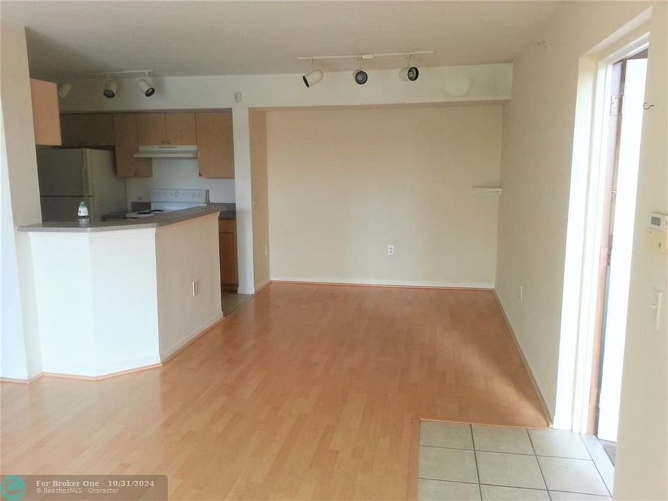 For Rent: $1,795 (1 beds, 1 baths, 793 Square Feet)