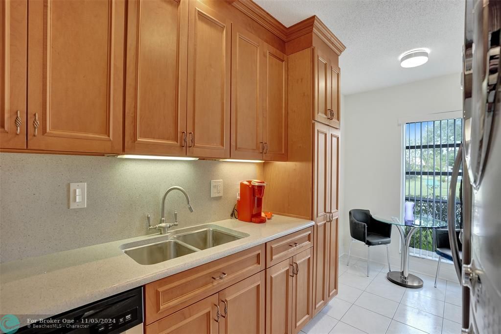 For Sale: $289,900 (2 beds, 2 baths, 1332 Square Feet)