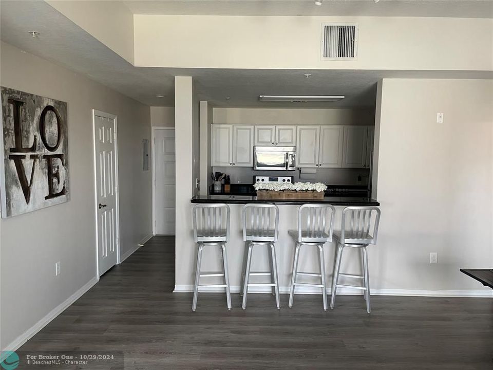 For Sale: $374,900 (2 beds, 2 baths, 1131 Square Feet)