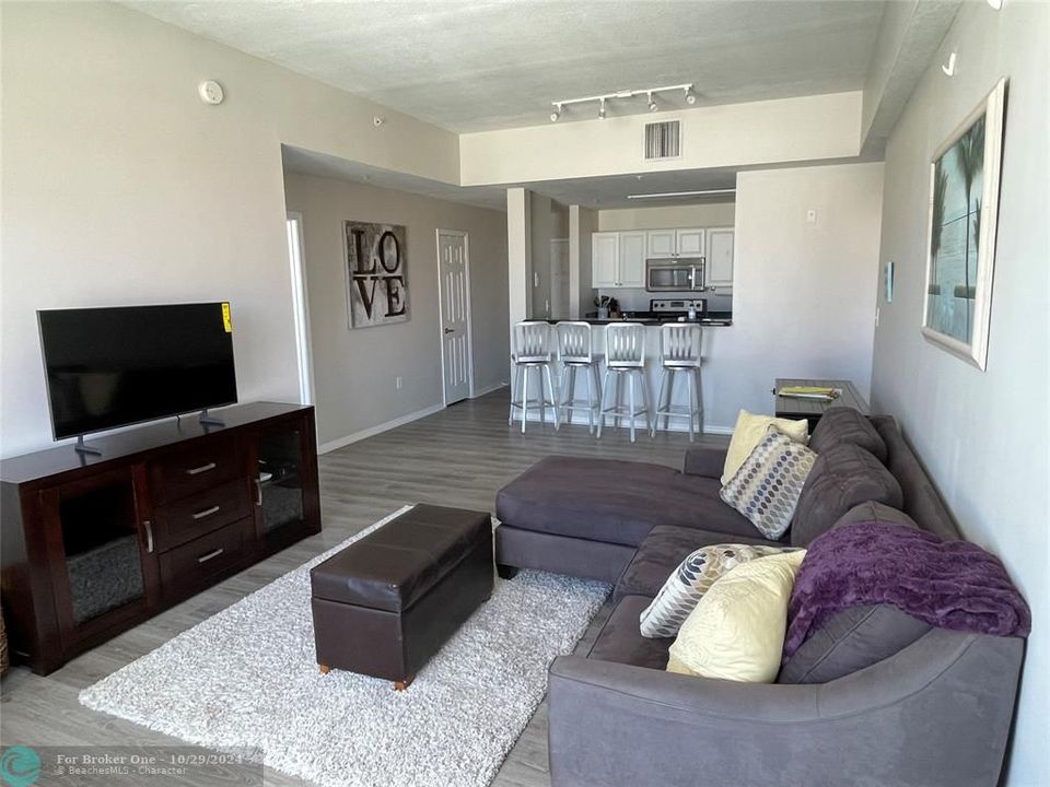 For Sale: $374,900 (2 beds, 2 baths, 1131 Square Feet)