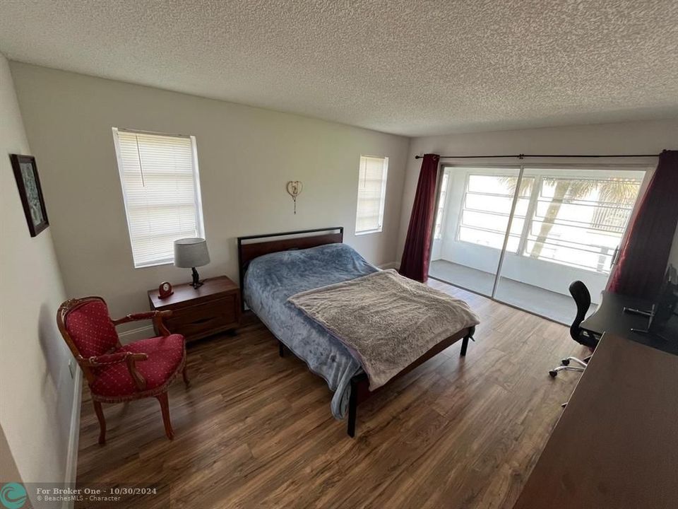 For Sale: $185,000 (1 beds, 2 baths, 943 Square Feet)