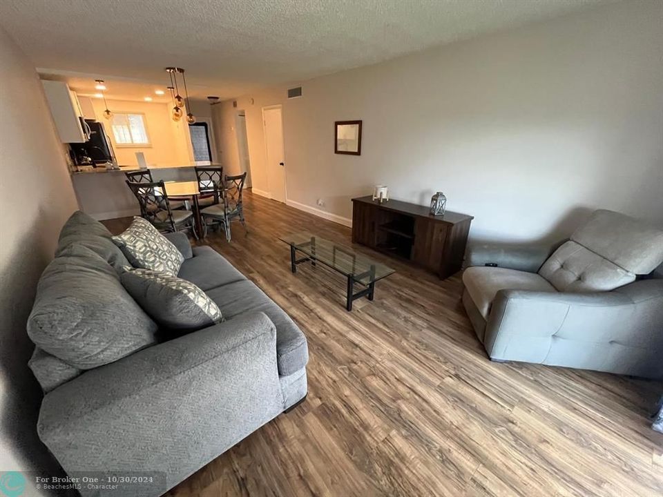 For Sale: $185,000 (1 beds, 2 baths, 943 Square Feet)