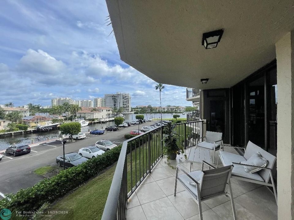 For Sale: $336,000 (1 beds, 1 baths, 998 Square Feet)