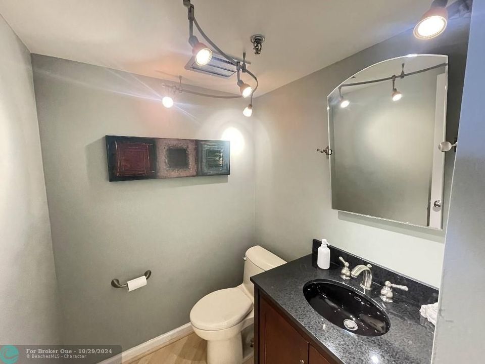 For Sale: $336,000 (1 beds, 1 baths, 998 Square Feet)