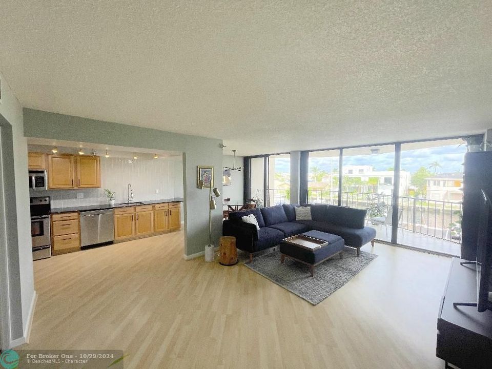 For Sale: $336,000 (1 beds, 1 baths, 998 Square Feet)