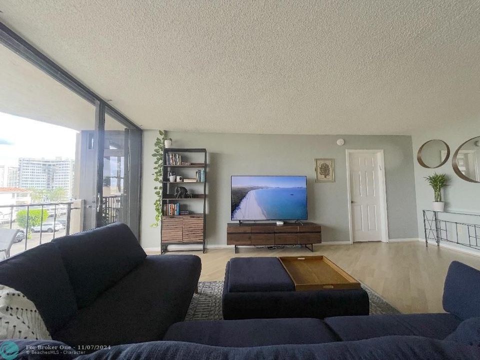 For Sale: $336,000 (1 beds, 1 baths, 998 Square Feet)