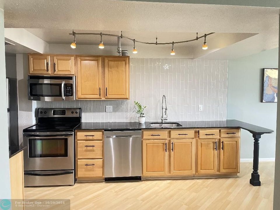 For Sale: $336,000 (1 beds, 1 baths, 998 Square Feet)