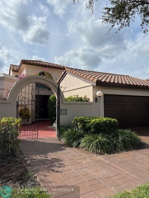 For Sale: $750,000 (2 beds, 2 baths, 1974 Square Feet)