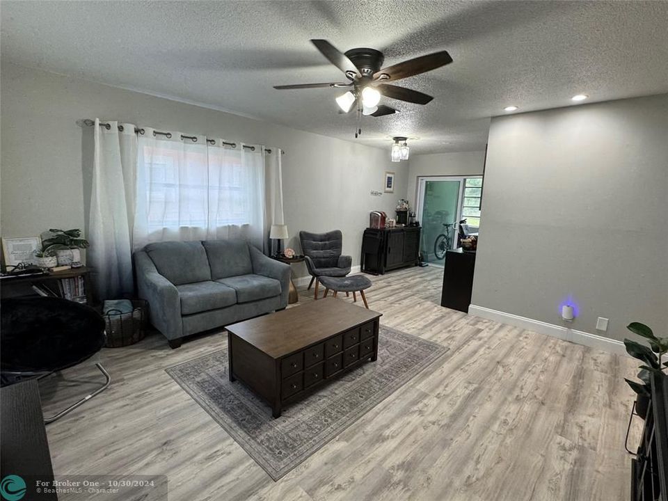 For Sale: $349,500 (2 beds, 2 baths, 1128 Square Feet)