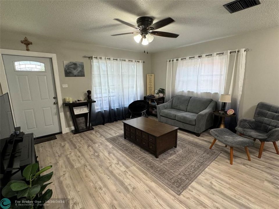 For Sale: $349,500 (2 beds, 2 baths, 1128 Square Feet)