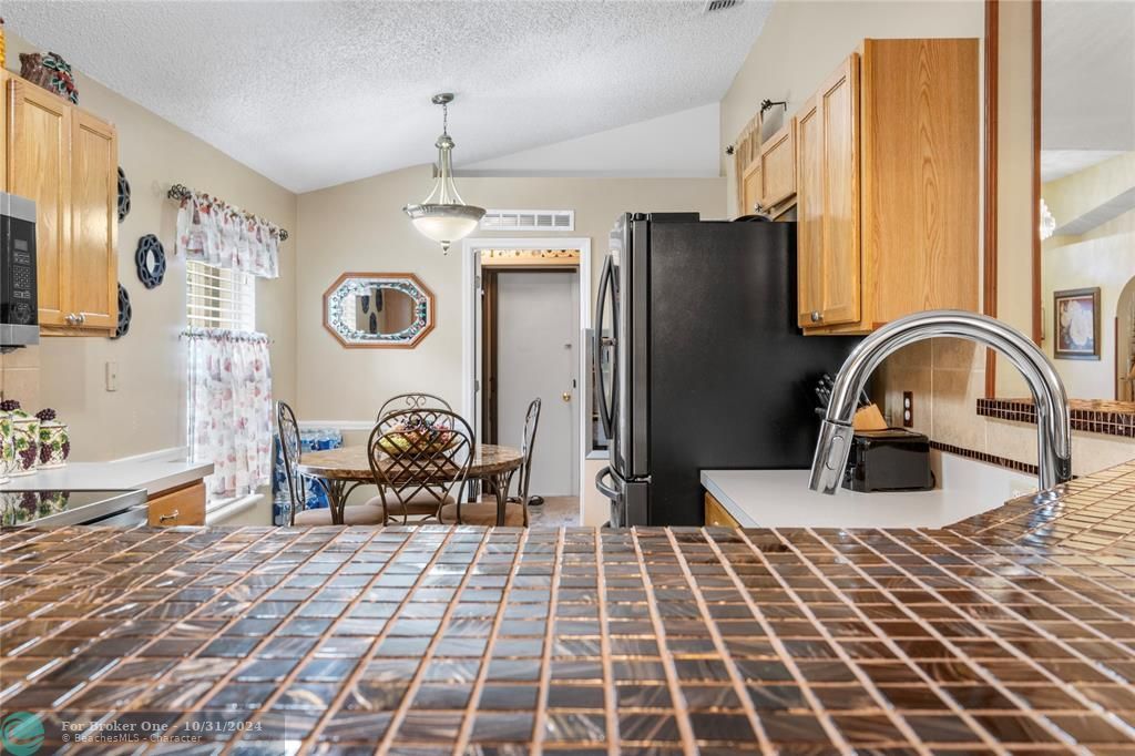 For Sale: $370,000 (3 beds, 2 baths, 1874 Square Feet)