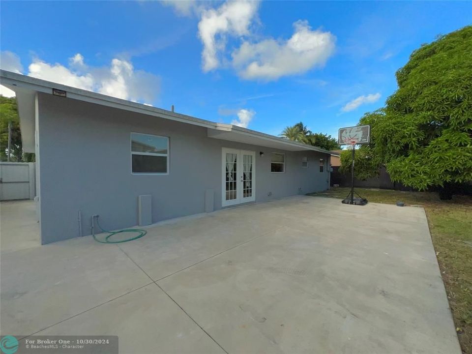 For Sale: $499,900 (4 beds, 2 baths, 1400 Square Feet)