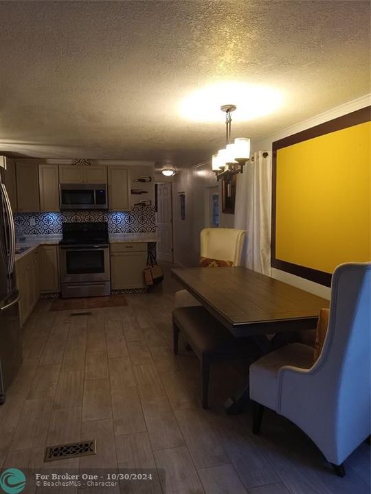 For Sale: $150,000 (2 beds, 1 baths, 720 Square Feet)