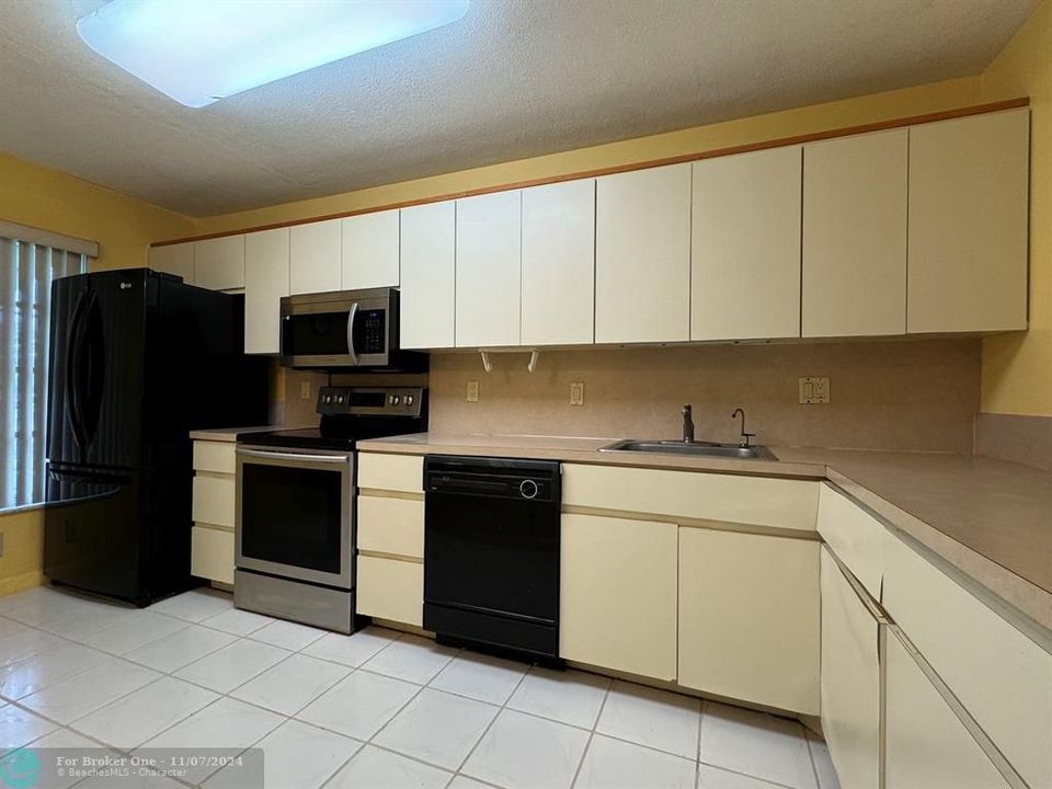 For Sale: $219,000 (2 beds, 2 baths, 1065 Square Feet)