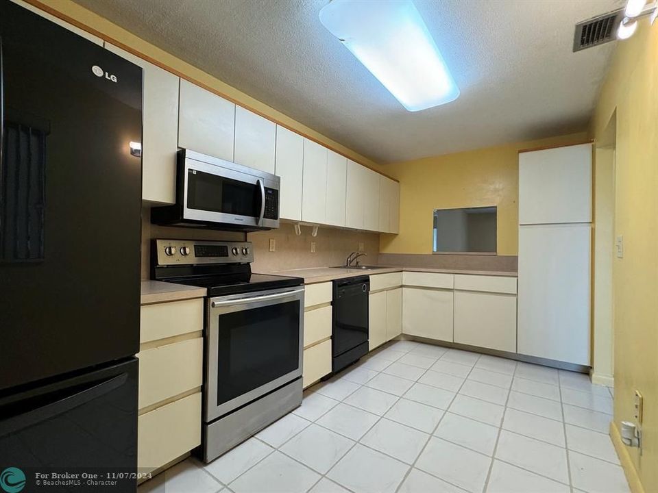 For Sale: $219,000 (2 beds, 2 baths, 1065 Square Feet)