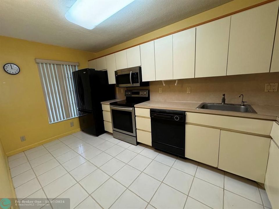 For Sale: $219,000 (2 beds, 2 baths, 1065 Square Feet)