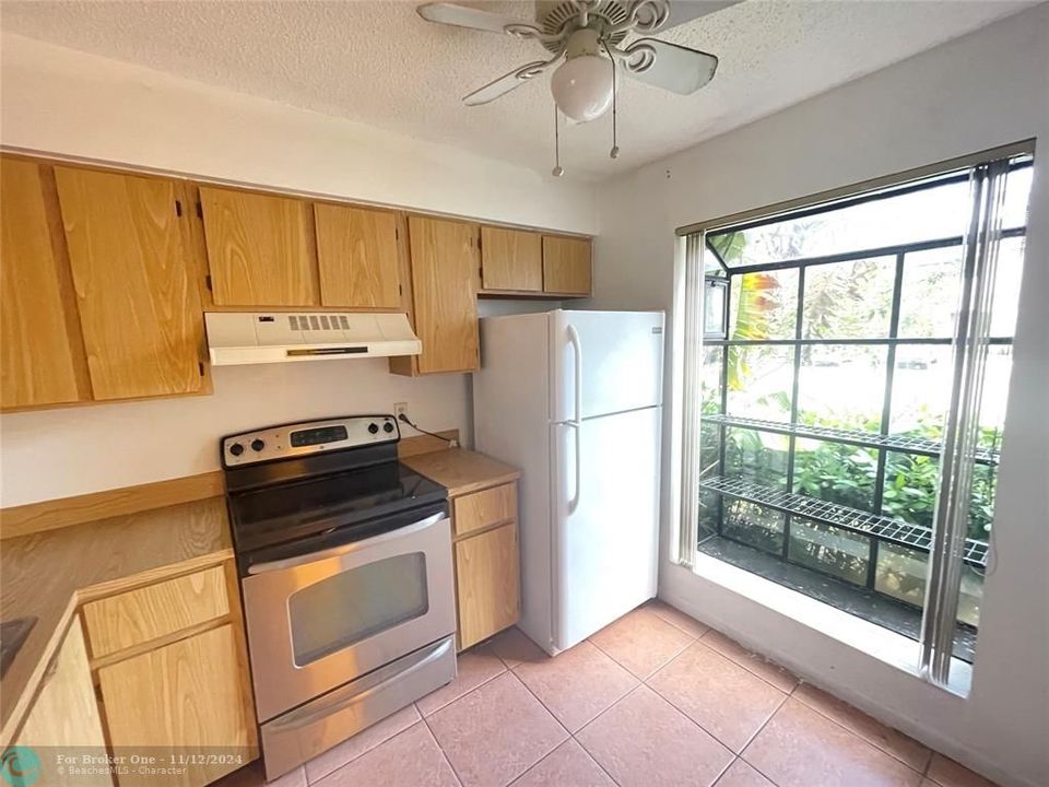 For Rent: $2,300 (2 beds, 1 baths, 978 Square Feet)