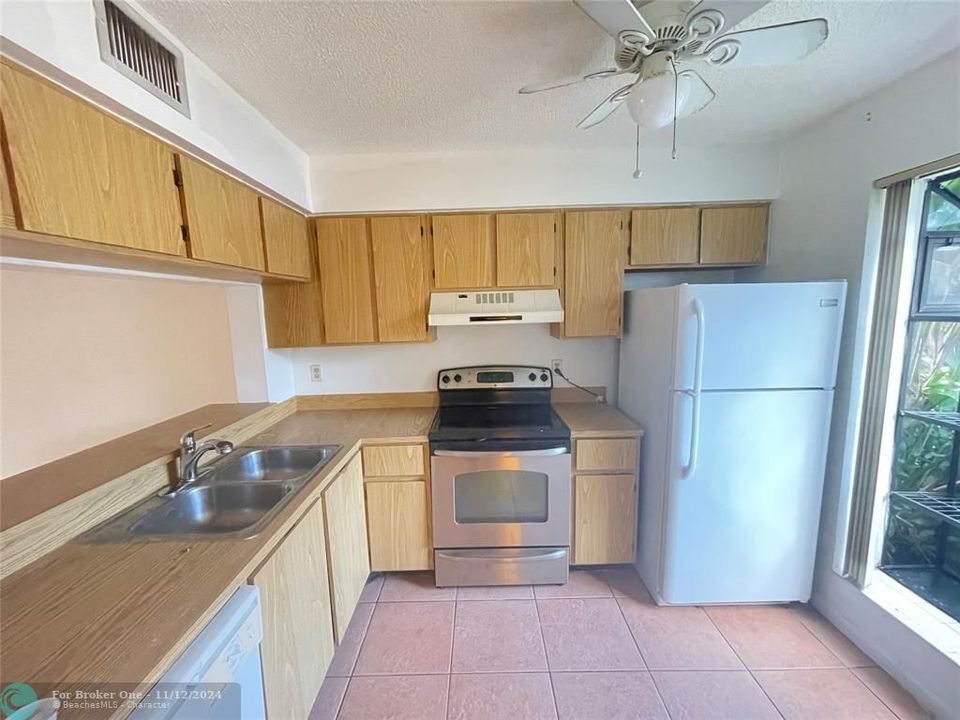 For Rent: $2,300 (2 beds, 1 baths, 978 Square Feet)