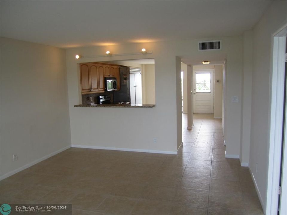 For Sale: $428,800 (2 beds, 1 baths, 1102 Square Feet)