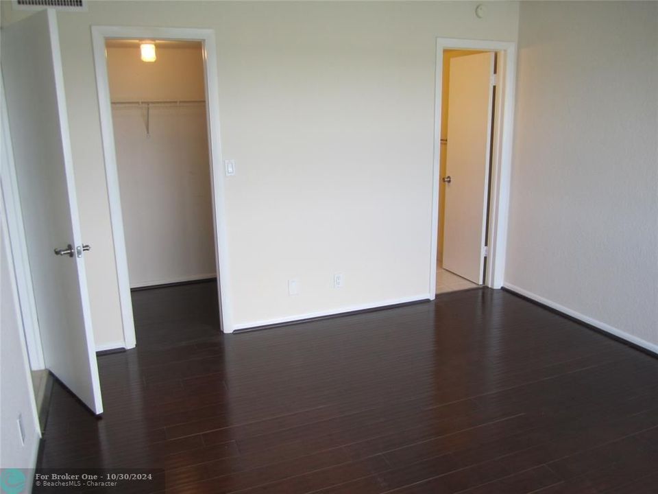 For Sale: $428,800 (2 beds, 1 baths, 1102 Square Feet)