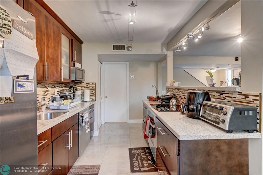 Active With Contract: $2,850 (3 beds, 2 baths, 1484 Square Feet)