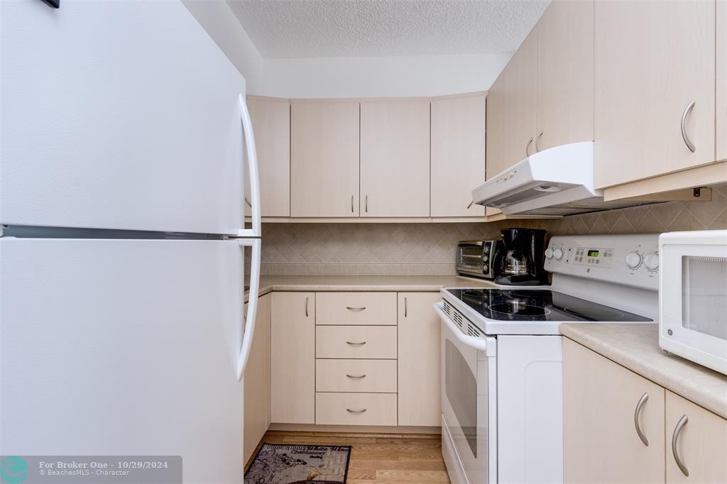 For Sale: $120,000 (1 beds, 1 baths, 625 Square Feet)