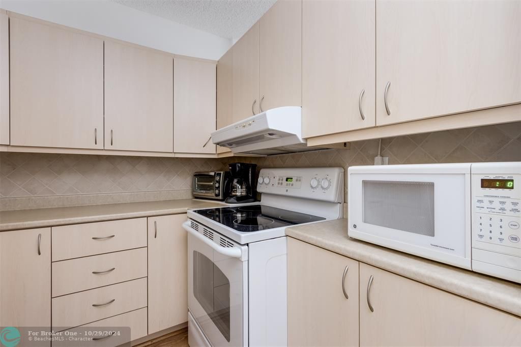 For Sale: $120,000 (1 beds, 1 baths, 625 Square Feet)