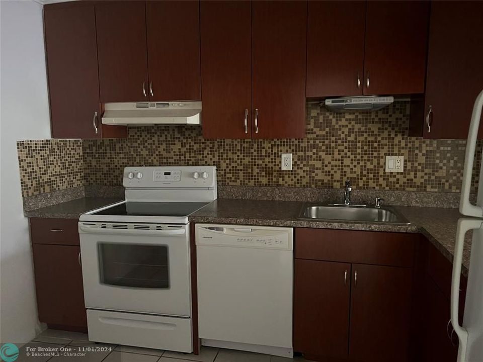 For Rent: $1,900 (2 beds, 2 baths, 870 Square Feet)